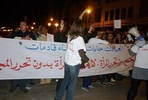مغربيات يتظاهرن بعد إعلان فوز الإسلاميين بالانتخابات التشريعية 