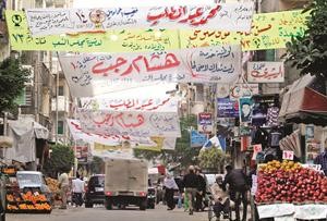 اللافتات الدعائية تغطي احد شوارع محافظة الاسكندرية استعدادا للانتخابات التشريعية رويترز