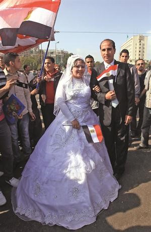 عروسان يحتفلان بزفافهما في التحرير امس تضامنا مع المتظاهرينرويترز