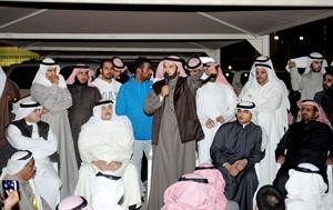 مبارك الوعلان متحدثا للحضور امام قصر العدل ويبدو محمد المطير وسط الحضور﻿