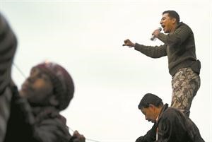 ضابط الجيش المصري المنضم للمتظاهرين يهتف وسط المحتجين في التحرير امس اف پ