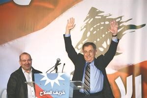 رئيس الحكومة الاسبق فؤاد السنيورة محييا الحشود