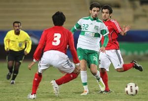 لاعب العربي عبد العزيز السليمي محاصرا بين مدافعي الفحيحيل الازرقكوم