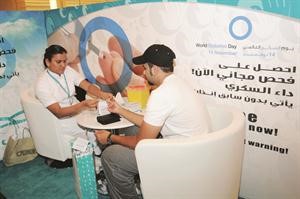 اجراء احدالفحوصات خلال حملة مستشفى المواساة لمكافحة السكري﻿
