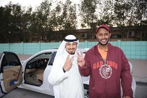 فواز البحر يرفع علامة النصر بعد الافراج عنه صباح امس