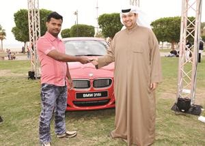 الفائز ابوطاهر يتسلم جائزته سيارة BMW

