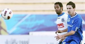محترف الشباب البرازيلي ماركوس في سباق على الكرة مع عبدالرزاق البطي 	الازرق كوم﻿