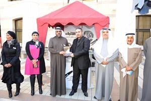 قيس الشطي ودراشد العجمي في جناح الانباء سعود سالم
