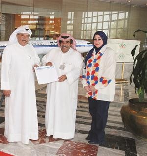 السمدان يتسلم الشيك من يوسف العبدالكريم﻿