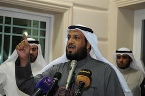 فلاح الصواغ متحدثا في ديوانه	﻿