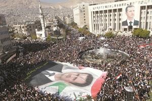 مسيرة مؤيدة للرئيس بشار الاسد في ساحة السبع بحرات في دمشق امس افپ
