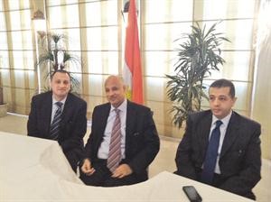 السفير سليمان متوسطا المستشار محمد حسن والقنصل شريف الديواني