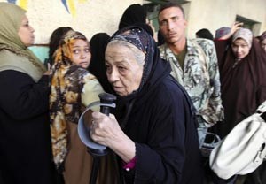 مسنة تسلحت بالعزيمة وحضرت لتشارك في العرس الديموقراطي