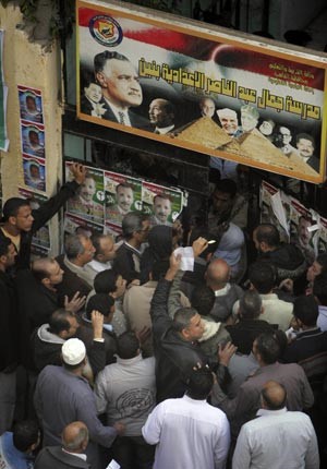 ازدحام شديد امام اللجنة الانتخابية رغبة في المشاركة
