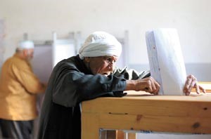 مسن مصري يدلي بصوته في الانتخابات البرلمانية في القاهرة امس رويترز
