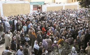 واقبال فاق التوقعات للمصريين على احدى اللجان الانتخابية في القاهرة امس افپ