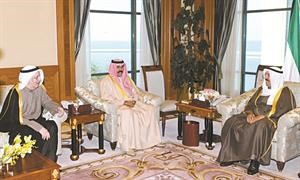 صاحب السمو الامير الشيخ صباح الاحمد مستقبلا فلاح بن جامع بحضور سمو ولي العهد الشيخ نواف الاحمد
