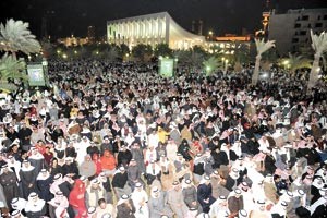 جموع من المشاركين في تجمع المعارضة في ساحة الارادة مساء امسمتين غوزال 