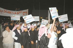 لافتات تعبر عن مطالب المعارضة﻿