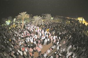 حضور حاشد في ساحة الارادة خلال التجمع الذي نظمته كتلة المعارضة مساء امس 	هاني الشمريمتين غوزالمحمد ماهرسعود سالم﻿