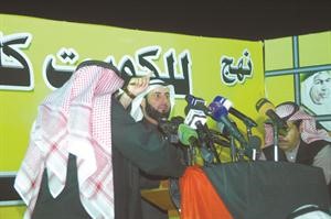 عريف التجمع يقدم المشاركين﻿