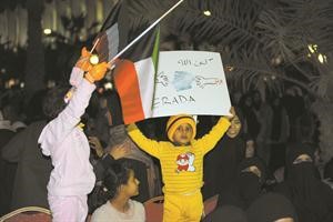 طفل يعبر عن رايه﻿