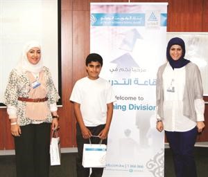 المليفي والبحر مع احد الطلبة

