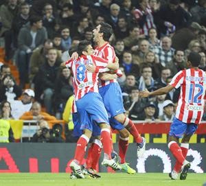 مهاجم اتلتيكو مدريد ادريان لوبيز يحتفل بهدفه في مرمى ريال مدريد قبل الخسارة في المباراة السابقة	افپ﻿