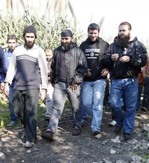 لبنانيون يجولون مع الصحافة في المناطق التي صور فيها الشريط