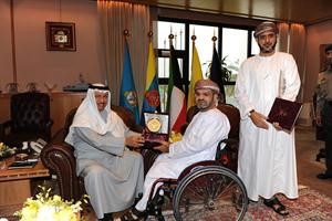 الشيخ جابر المبارك مستقبلا يحيى العامري ومحمد الكلباني
