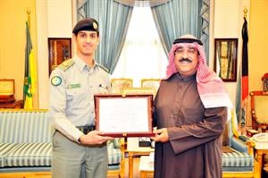 الشيخ مشعل الاحمد مستقبلا احد ضباط الحرس﻿