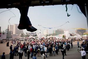 متظاهرون تجمعوا في ميدان التحرير تزامنا مع الانتخابات امس	اپ﻿