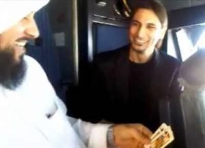 الداعية الشيخ محمد العريفي ممسكا باوراق اللعب ﻿