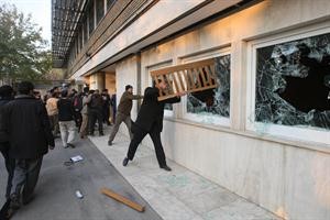 ايرانيون يحطمون زجاج السفارة البريطانية في طهران	اپ﻿