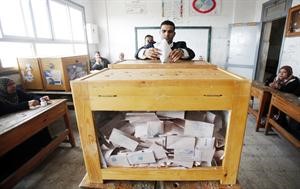 احد الناخبين يدلي بصوته بالاسكندرية افپ