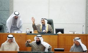 الرئيس جاسم الخرافي مترئسا الجلسة امس 