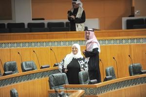 د معصومة المبارك وفيصل الدويسان اثناء الجلسة متين غوزال