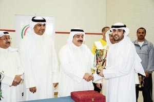 وفائز يتسلم الكاس