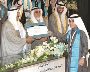 صاحب السمو يسلم احد الفائزين في المسابقة جائزته﻿