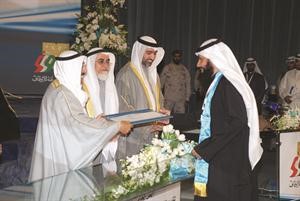  وفائز يتسلم شهادة تقدير من صاحب السمو﻿