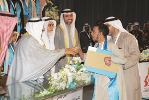 سمو الامير مكرما احد ذوي الاحتياجات الخاصة﻿