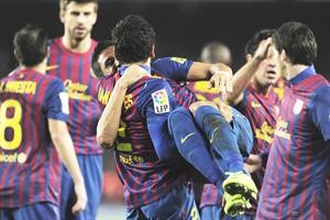 مدافع برشلونة داني الفيس يحمل اليكسيس سانشيز احتفالا بهدفيه في مرمى فاليكانو افپ