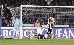 لاعب نابولي ماريك هامشيك لحظة تسجيله هدف فريقه الاول في مرمى يوفنتوس افپ