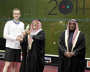 الشيخ علي الجراح ممثل صاحب السمو الامير يسلم كاس البطولة للانجليزي جيمس ولستروب﻿