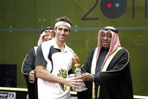 الشيخ علي العبدالله يسلم المصري كريم درويش كاس المركز الثاني﻿