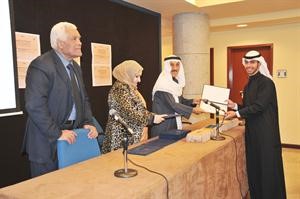 دعبدالرضا اسيري يكرم احد المشاركين بحضور دمحمد سليم﻿