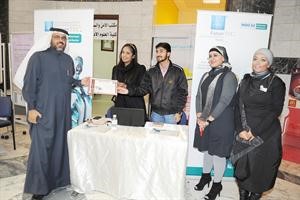 دراشد العجمي مكرما المشاركين في المعرض	 قاسم باشا﻿