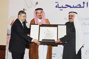 درع تذكارية للدكتور بن خوجة	 قاسم باشا﻿