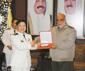 الشيخ احمد الخالد ودرع تذكارية للوفد الصيني﻿