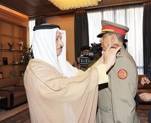 الشيخ جابر المبارك مقلدا اللواء عبد الوهاب السلاحي رتبته الجديدة من عميد الى لواء﻿